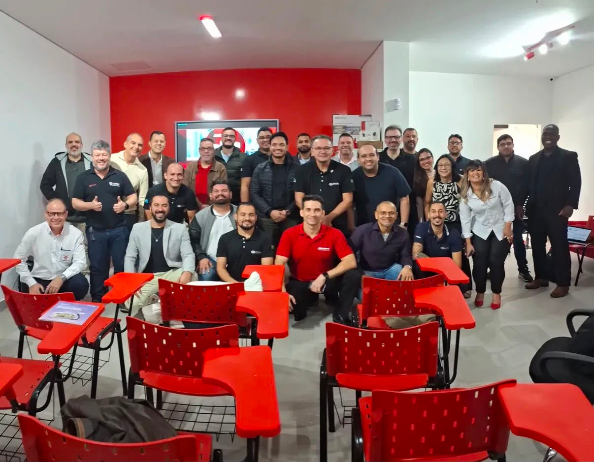 Sala de treinamentos Lemanti com equipe e clientes